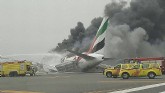 O avião da Emirates pegou fogo e fez um pouso de emergência. Reprodução: Twitter.